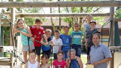 Bild: exb
700 Euro spendeten die Kommunionkinder für das SOS-Kinderdorf Immenreuth. Im Bild die Kinder mit Leiter Holger Hassel bei der Übergabe des Geldes.