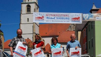 Bild: Portner
Das Organisationsteam des „Tonart-Festivals“ mit (von rechts) Ernst Bräutigam, Martina Klose, Heidi Eckl und Josef Weber freut sich auf das Wochenende 20./21. Juli. Denn dann wird sich die Nabburger Altstadt wieder mit Musik und gut gelaunten Menschen füllen.