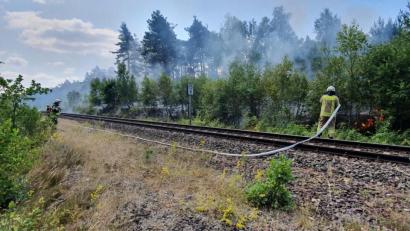 Bild: exb
Die Feuerwehr im Löscheinsatz an den Gleisen. Das Ehepaar Köstler, das im ehemaligen Bahnposten Hiltersdorf wohnt, ist allen Einsatzkräften sehr dankbar. Eines der Feuer war nur wenige hundert Meter vom Haus entfernt.