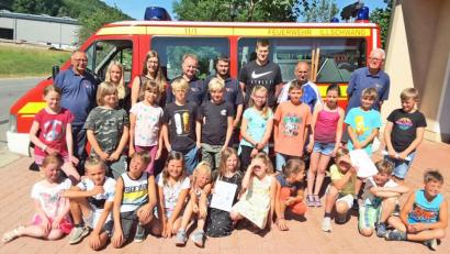 Bild: no
Die Schüler bekommen bei ihrem Besuch mit Klassenlehrerin Ann-Kathrin Hollederer (Dritte von links) viele interessante Eindrücke vermittelt.