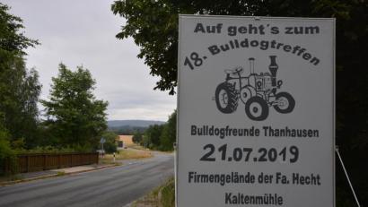 Bild: jr
Großflächige Plakate weisen auf das 18. Bulldogtreffen am Sonntag, 21.Juli, auf dem Gelände der Firma Hecht in Kaltenmühle hin. Beginn ist um 8.30 Uhr mit einem Gottesdienst. Über 230 alte Bulldogs aus der ganzen Region werden dazu erwartet. Die Bulldogfreunde Thanhausen freuen sich auf zahlreichen Besuch.