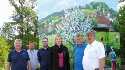 Bild: fsb
„Kunst am Trafo“ gibt es jetzt auch in Etzenricht. Katja Lindner stellte das Projekt im Beisein von (von rechts) Bürgermeister Martin Schregelmann, Hans Beutner, den Bayernwerk-Mitarbeitern Robert Wolfrum und Tobias Henfling sowie Uli Danzer vor.