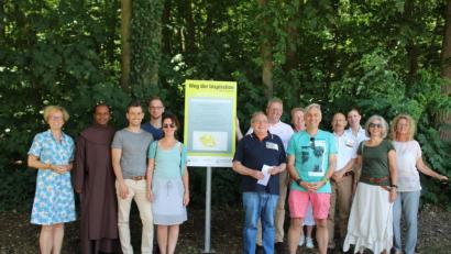 Bild: exb
Die Stadt Schwandorf hat den Weg gemeinsam mit Geschäftsführer Sacha Hübner (Dritter von links) und seinem Team des Start-Up „Wohlglückheit“ offiziell eröffnet. Die Volkshochschule Schwandorf und die Stadtbibliothek werden den Weg zukünftig mit speziellen Workshop-Angeboten begleiten. Oberbürgermeister Andreas Feller (hinten, Mitte) zeigte sich nach der Eröffnung begeistert.