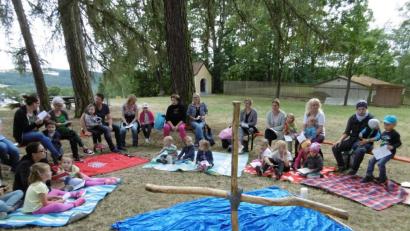 Bild: rgl
Das Tuch in der Mitte des Platzes stellt bei der Kinderkirche den Fluss Phorus dar, über den der Heilige Christophorus die Menschen trug, als er auf der Suche nach dem mächtigsten Herrn der Welt war.