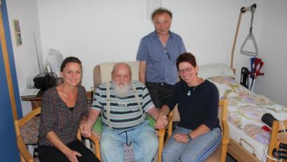 Bild: sns
Zweite Bürgermeisterin Margit Reichl sowie Josef Weiss und Christine Weininger vom Marienheim gratulierten Horst Gläser zum 90.