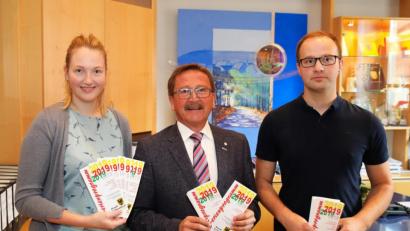 Bild: njn
Bürgermeister Hans Donko (mitte) stellte gemeinsam mit Organisatorin Carolin Böckl (links) und Jugendbeauftragten Martin Kastner (rechts) das Ferienprogramm 2019 vor.
