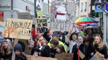 Archivbild: Wolfgang Steinbacher
Sehr einfallsreich und engagiert präsentierten sich die Schüler in Amberg bisher bei den Demos für mehr Klimaschutz.So ähnlich stellen es sich auch die jungen Organisatoren vor, die eine Kundgebung auf dem Schwandorfer Adolph-Kolping-Platz planen.