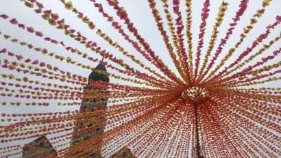 Bild: san
Rund 450 000 Blumen, die an Girlanden hingen, schmückten für die Félibrée Ambergs französische Partnerstadt, so auch den Place de la Clautre bei der Kathedrale St. Front.