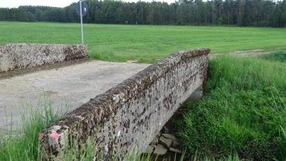 Bild: Houschka
Die Brücken über den Fensterbach verbinden zum Großteil Feldwege, die vornehmlich von Landwirten genutzt werden. Sind diese Wege, von der Rechtslage her, ausgebaut oder nicht? Dazu gibt es bereits ein Gutachten. Doch dieser Expertenmeinung wird nun widersprochen.