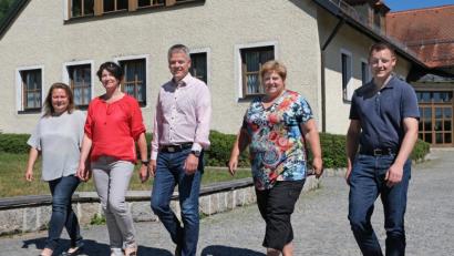 Bild: nm
Im und vor dem Rathaus auf dem Weg in die Zukunft: Bürgermeister Thomas Meiler (Mitte) mit den Verwaltungskräften Diana Kraus, Tanja Schwanitz, Margit Frauenreuther und Stefan Janker (von links). Hinzu kommt Klaus Richter (nicht im Bild).