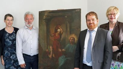 Bild: Polizeipräsidium Westhessen/exb
Im Polizeipräsidium Westhessen in Wiesbaden ist das wertvolle Gemälde "Jesus bei Martha und Maria" von Théodore Chasseriau an Bürgermeister Olivier Thomas (Zweiter von links) übergeben worden. Links Silvelie Karfeld vom BKA und von rechts Polizeivizepräsidentin Roswitha Briel und Markus Möhring vom Polizeipräsidium.