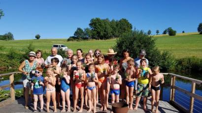 Bild: slh
Nach den " Olympischen Spielen" des Gartenbauvereins Hobby Rancher Weihern in Oberweihern bekamen alle Teilnehmer den Pokal " Daumen nach oben" und ein Lavendelstöckchen.