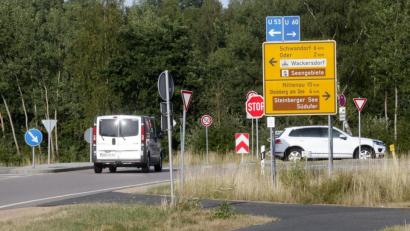 Bild: Hirsch
Ein Schilderwald mahnt die Autofahrer an der Oder-Kreuzung zur Vorsicht. In Zukunft soll dort ein Kreisverkehr die Sicherheit erhöhen.