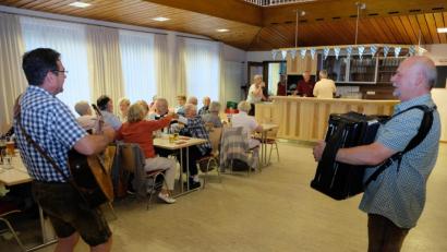 Bild: do
Beim Mitgliedertreffen der Seniorengemeinschaft "Generationen Hand in Hand" triumphiert die Fröhlichkeit. "Stimmungsmache" betreibtim Saal des Vorbacher Gemeindezentrums das Musikantenduo Werner Meier/Gerd Retzer.