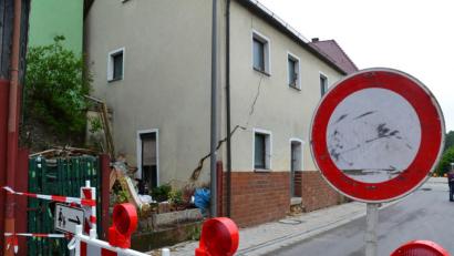 Bild: ll
Die Staatsstraße vor dem möglicherweise einsturzgefährdeten Haus ist seit Donnerstagnachmittag gesperrt.