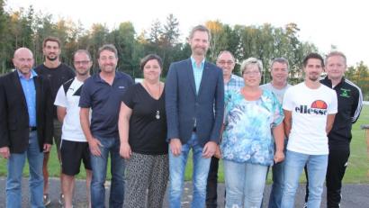Bild: kro
Das neu gewählte Vorstandsteam des SV Steinmühle um Vorsitzenden Stephan Andörfer (Mitte) zusammen mit dem Sportverbandsvorsitzenden Peter Haibach (links).