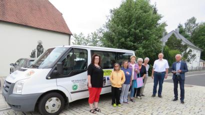 Bild: ubb
Pünktlich um 9.15 Uhr fährt der "Citybus" beim Pfarrer-Lösch-Platz weg. Heute sind Bürgermeister Peter König und Seniorenbeauftragter Alois Greger (von rechts) vorbeigekommen, um die neuen Fahrpläne zu bringen.