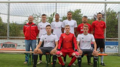 Bild: sne
Trainer Roland Lang und die Neuzugänge der SV Grafenwöhr hoffen auf eine erfolgreiche Landesliga-Saison: (stehend von links) Sportlicher Leiter Stefan Farago, Timo Bachmeier, Jamal Dubois ( beide JFG Haidenaabtal), Maurice Albers (SpVgg SV Weiden Jugend), Trainer Roland Lang, Torwart-Trainer Benjamin Winkler; (sitzend von links) Johannes Kopp (TSV Kirchenlaibach-Speichersdorf), Nikolas Wiesnet (SVSW Kemnath), Luca Reiß (SpVgg SV Weiden Jugend). Es fehlen: Philipp Tauber (FC Tremmersdorf) und Marcello Siemski (SC Schwarzenbach).