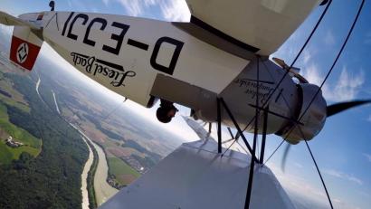 Bild: Oliver Heupel/exb
Man hat den Eindruck, es macht ihr Spaß: Die Bücker Jungmeister, ein Klassiker aus den 1930er Jahren, beim Kunstflug