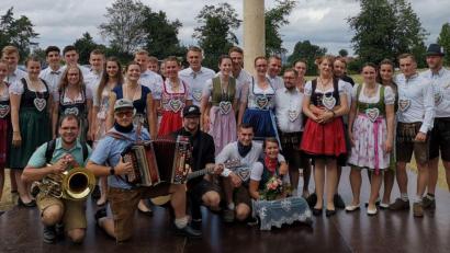 Bild: u
Mit Recht sind die Weiherer stolz auf ihre schmucken Kirwapaare, die beim Baumaustanzen von den „Allerscheynst’n“ musikalisch begleitet werden. Kniend im Bild das Ober-Kirwapaar Christine Meiler und Thomas Losch.