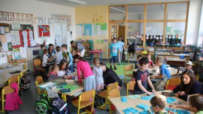 Bild: frd
Ihren Gästen aus dem Kindergarten gaben die Erstklässler der Grundschule erste Einblicke in die Welt der Buchstaben.