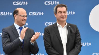 Bild: Alexander Pausch
Der Oberpfälzer CSU-Vorsitzende und Finanzminister Albert Füracker (links) applaudiert dem Parteivorsitzenden und Ministerpräsidenten Markus Söder nach dessen Rede beim Bezirksparteitag in Maxhütte-Haidhof (Kreis Schwandorf).