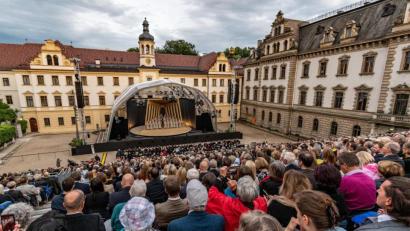 Bild: Armin Weigel
Zuschauer sitzen während der Thurn-und-Taxis-Schlossfestspiele mit der Oper „Nabucco“ im Fürstenschloss St. Emmeram.