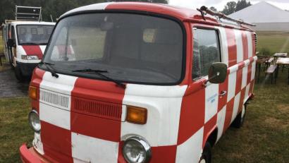 Bild: upl
Der Bulli der Luftsportgruppe steht als Rettungsbus neben der Landebahn.