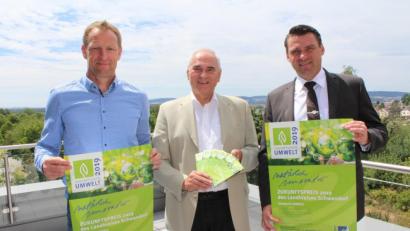 Bild: exb
Landrat Thomas Ebeling, Alois Hagl als Vorsitzender des Partnervereins und Christian Meyer (von rechts), der Geschäftsführer des Vereins Partner für den Landkreis, werben für die Teilnahme am Zukunftspreis.