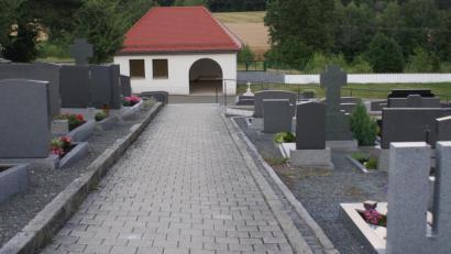 Bild: weu
Dieterskirchen hat einen Vorzeigefriedhof, dessen Kosten auf Anmahnung der überörtlichen Rechnungsprüfung angehoben werden müssen.