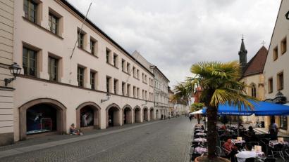 Bild: Wolfgang Steinbacher
Es gibt neue Pläne für das leerstehende Kaufhaus Forum in der Amberger Altstadt (links im Bild): Ein Bauträger aus Amberg hat die Immobilie erworben.