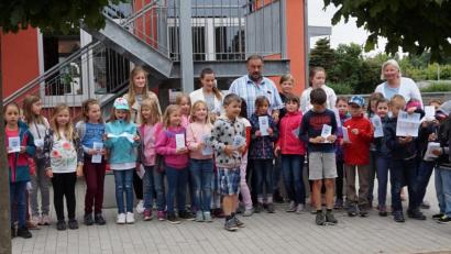 Bild: fvo
Den druckfrischen Ferienprogrammflyer stellen Anna-Lena Bojer von der Marktverwaltung, Bürgermeister Josef Beimler und Gemeinde -Praktikantin Dahlia Hoffleuchter-Novarro der Grundschulrektorin Carina Hartwig (von links) und den Kindern der Wolfgang-Caspar-Printz-Grundschule vor.