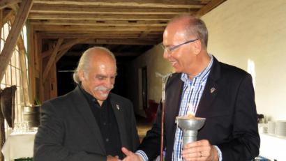 Bild: ubb
Jeff Beer übergab an Wolfgang Gropengießer (von links) den Stab und die Kerze und wünschte ihm ein erfolgreiches Rotary-Jahr.