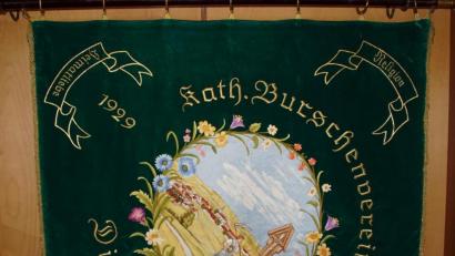 Bild: mmj
Der Stolz des katholischen Burschenvereins Dietersdorf ist die 1979 geweihte Fahne. Die Leitgedanken " Heimatliebe - Berufstüchtigkeit - Religion - Frohsinn" sind mit eingestickt.
