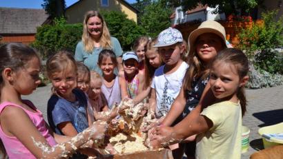 Bild: gi
Mit Begeisterung waren die Kinder beim Brotbacken am Remmerer-Hof. Teig kneten machte besonders großen Spaß. Andrea und Sandro Stefinger führten sie in die Geheimnisse des Brotbackens ein.