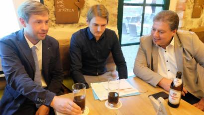 Bild: ohr
Bauoberrat Andreas Ettl, Projektleiter Christoph Hartmann und Bürgermeister Hans Gradl (von links) sprachen bei der Teil-Bürgerversammlung über den Hochwasserschutz an der Schwarzach.