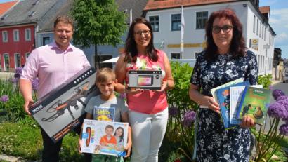 Bild: jr
Beim Sommerferienleseclub gibt es wieder schöne Preise zu gewinnen. Von links Zweiter Bürgermeister Stefan Grillmeier, Luca und Sandra Schug sowie Büchereileiterin Viola Rieß mit den Hauptpreisen.