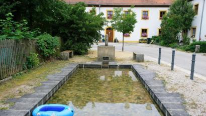 Bild: do
Der Dorfbrunnen inmitten der mustergültig sanierten Gebäude des großen Klosterhofes plätschert wieder
