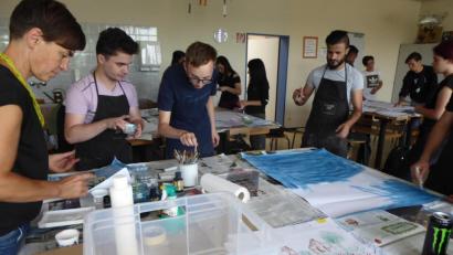 Bild: bba
Für die Jugendlichen und jungen Erwachsenen war dieser Projekttag mit Michaela Peter ( links ) ein ganz besonderes Erlebnis.
