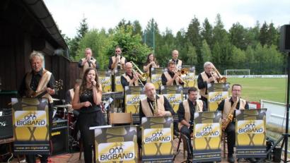 Bild: prh
Erstklassigen Bigband-Sound präsentierte die "OM Bigband" beim musikalischen Frühschoppen der ASV-Tennisabteilung und des Hauptvereins.