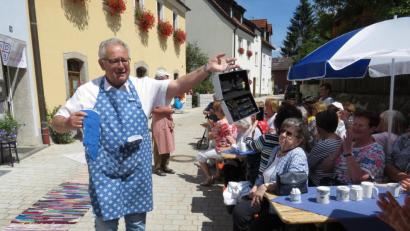 Bild: ubb
Bei der Modenschau von Olga Luft war alles ein wenig anders als üblich: Alfred Haubner zum Beispiel präsentiert selbstbewusst die Grillschürze für den Mann, inklusive Grillbesteck.
