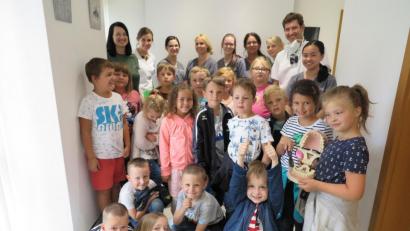 Bild: jzk
Zahnarzt Dr. Franz-Gregor Schmid (hinten rechts) und sein Team nehmen sich in der Praxis viel Zeit für die Kemnather Erstklässler.