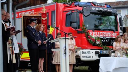 Bild: wlr
Das neue Prachtstück der Etzenrichter Feuerwehr wird gesegnet. Kommandant Michael Roith und Patin Liane Heinze hören den Geistlichen aufmerksam zu.