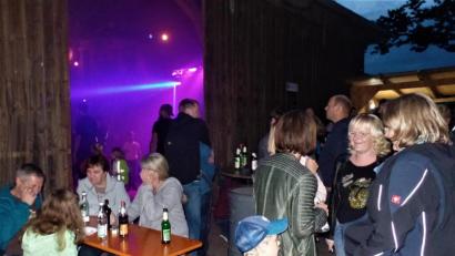 Bild: jml
Die Plattenparty des Hüttenclubs Dreiländereck ist ein Magnet für Jung und Alt.