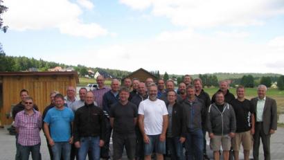 Bild: exb
Bürgermeister Günter Kopp führt die Klärwärter sowie Vertreter vom Wasserwirtschaftsamt durch die Kläranlage in Witzlasreuth.