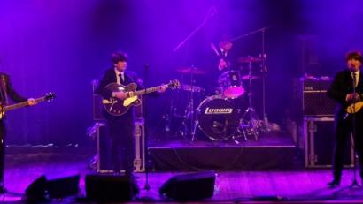 Bild: weu
Mit authentischen Kostümen, Haarmähnen und Instrumenten nahmen die vier Musiker von „Made in Liverpool“ aus dem Cavern-Club die Gäste mit auf eine musikalische Beatles-Reise.