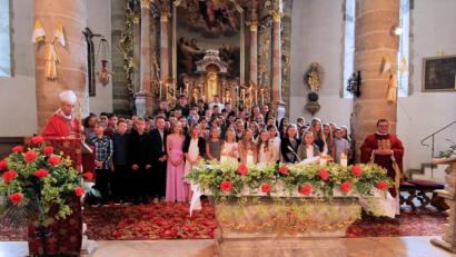 Bild: jzk
Ein unvergessliches Erlebnis war für die 85 Buben und Mädchen die Firmung in der Kemnather Stadtpfarrkirche durch Weihbischof Reinhard Pappenberger (links).