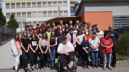 Bild: weu
Harmonie und gute Zusammenarbeit waren die Triebfedern des Projekts „Packen wir’s gemeinsam an, jeder so gut wie er kann“ zwischen der Doktor-Eisenbarth-Mittelschule und den Oberviechtacher Werkstätten.