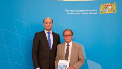 Bild: Bayerisches Staatsministerium der Finanzen und für Heimat
Finanz- und Heimatminister Albert Füracker und Bürgermeister Werner Walberer bei der Übergabe des Breitband-Förderbescheids für die Pressather Schule.