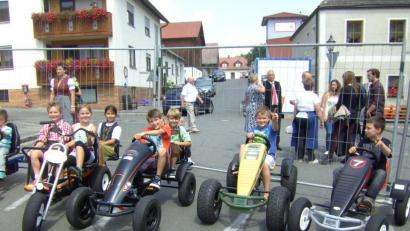 Bild: bej
Beim Bürgerfest wird den Mädchen und Buben mit Sicherheit nicht langweilig. Für die Kinder stehen Go-Karts bereit.